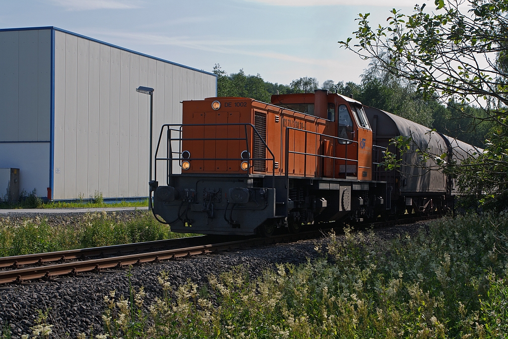 Locomotive 41 (MaK DE 1002) of the Kreisbahn Siegen-Wittgenstein (KSW) runs on 05.07.2011 in Neinkirchen-Struthtten with a freight train (loaded with coils) on the own rail tracks from the KSW, in the direction Neunkirch-Salchendorf.