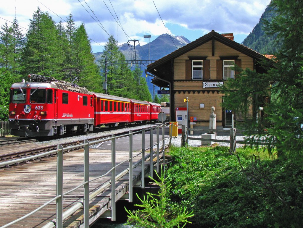 Locomotive 623 with its train drives past the Spinas station and enters in just a few seconds into the Albula-tunnel which is the highest crossing-alps-tunnel. (August 2009)