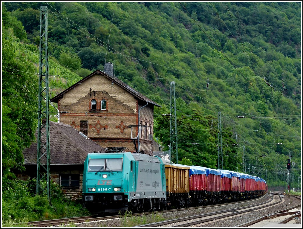 LTE 185 608-7 is hauling a freight train through the station of Kaub on June 25th, 2011.