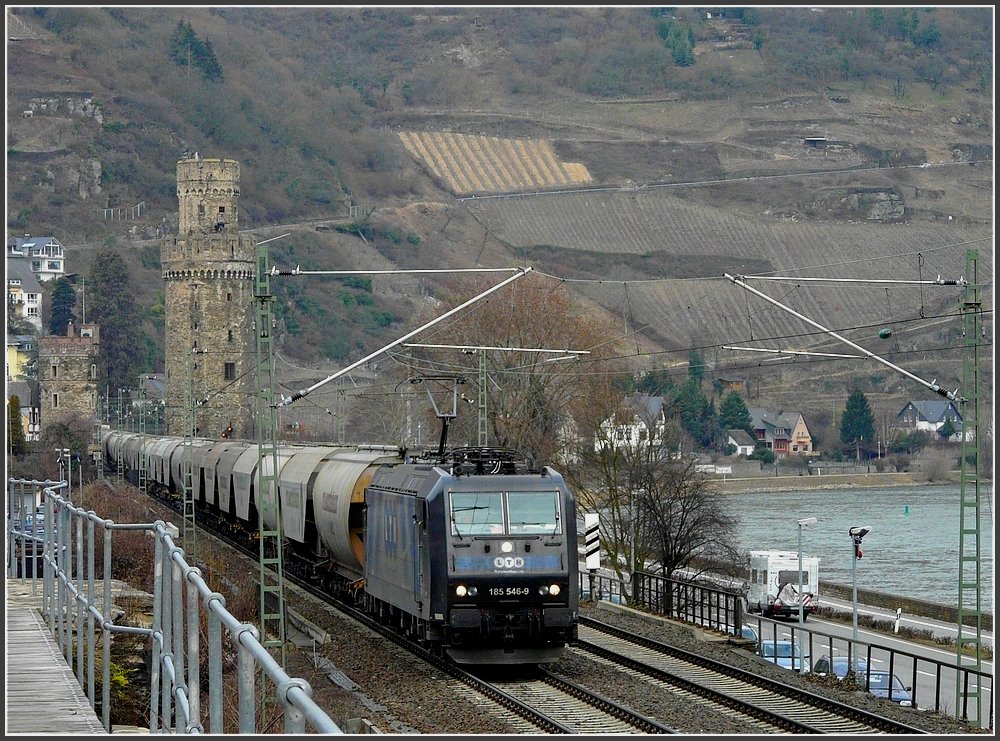 LTH 185 546-9 is hauling a goods train through Oberwesel on March 19th, 2010.