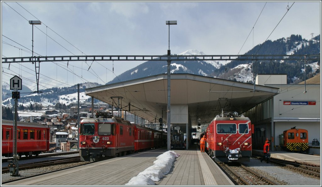 MGB HGe 4/4 105 is arriving at Disentis and the connection train to Chur and Scuol is ready to the departure. 
15.03.2013