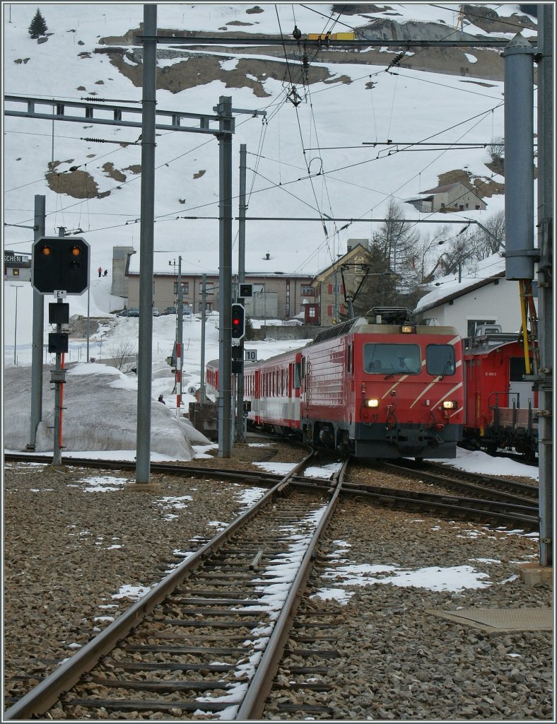 MGB HGe 4/4 is arriving at Andermatt wiht his local Train from Disentis.
03.04.2013