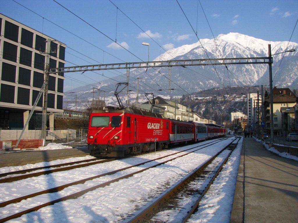 MGB-train at Brig Bahnhofplatz (Stationsplace). In the background you can see a SBB-train in the standart gauge station. A project for the integration of the MGB-Station into the SBB/BLS-Station has failed. (14 february 2010)