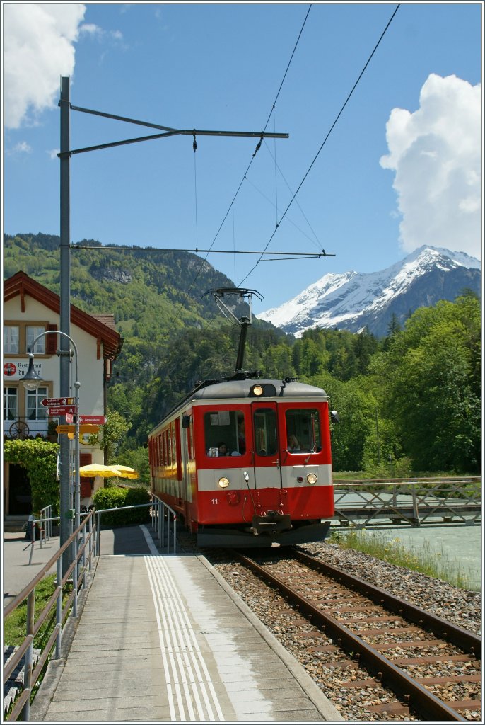 MIB Train to Meiringen is arriving at the Aareschlucht West Station.
05.06.2013