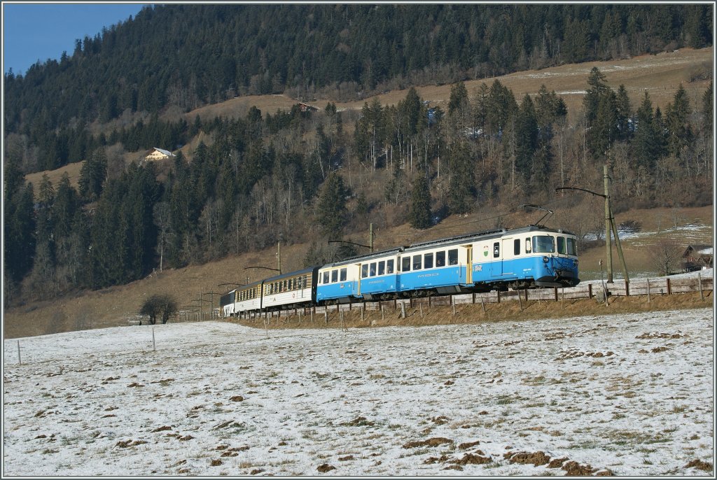 MOB ABDe 8/8 with a local train on the way to Zweisimmen by Chteau d'Oex.
23.01.2011