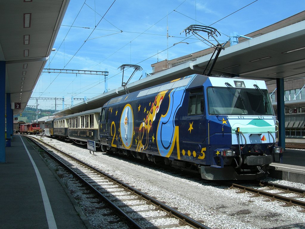 MOB Ge 4/4 with the Chocolate-Train to Broc in the TPF (ex GFM) Station Bulle.
19.06.2008