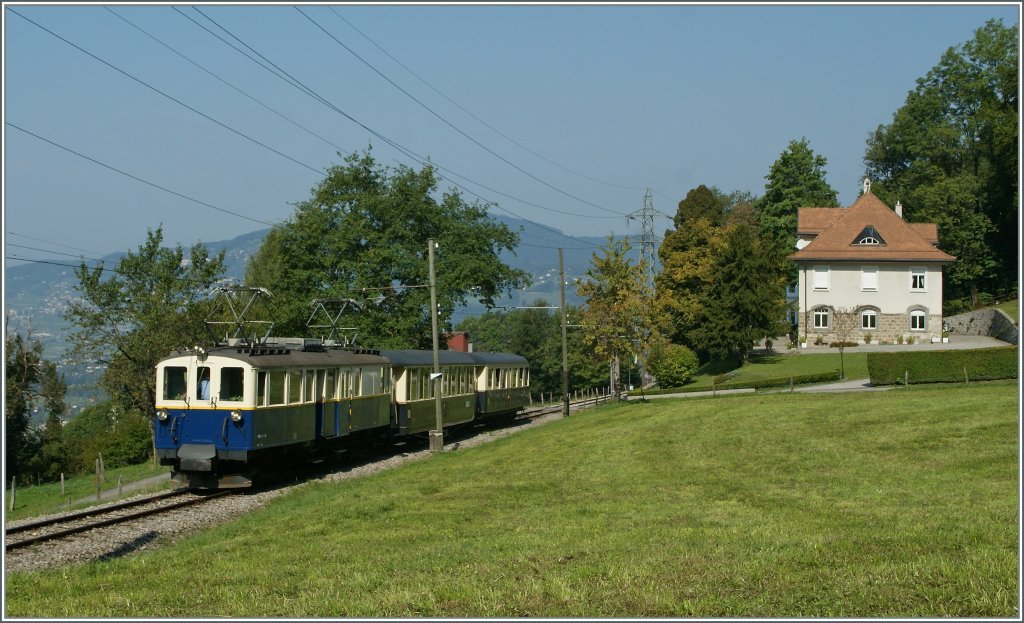 MOB'stalgie: The BDe 4/4 33 with Pullman-coaches is approaching Chaulin.
09.09.2012