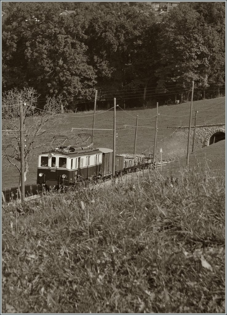 MOB'stalgie: The FZe 6/6 2002 with a Cargo Train is approaching Cornaux. 09.09.2012