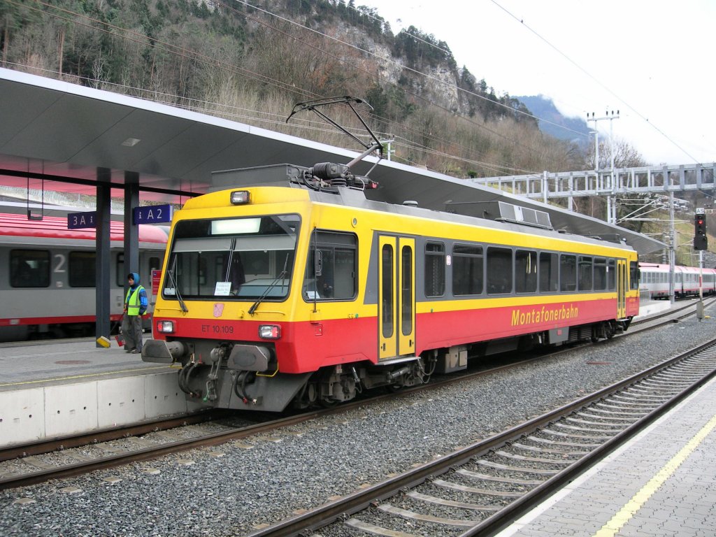 Montafonerbahn ET 10.109 makes the local service from Feldkirch to Buchs.
12.01.2007