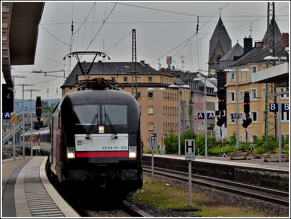 MRCE 182 536-3 (ES 64 U2-036) is arriving with the IC to Chur at the main station of Koblenz on June 25th, 2011.
