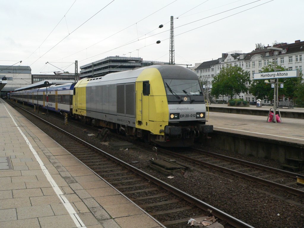 MRCE-Dispolok ER20-012 in front of a Nord-Ostseebahn-Train in Hamburg Altona, 2011-08-27