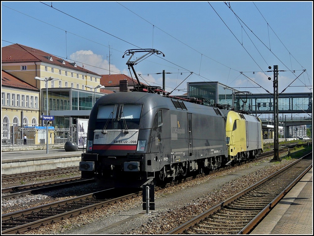 MRCE ES 64 U2-098 is running together with another engine through the main station of Regensburg on September 11th, 2010.