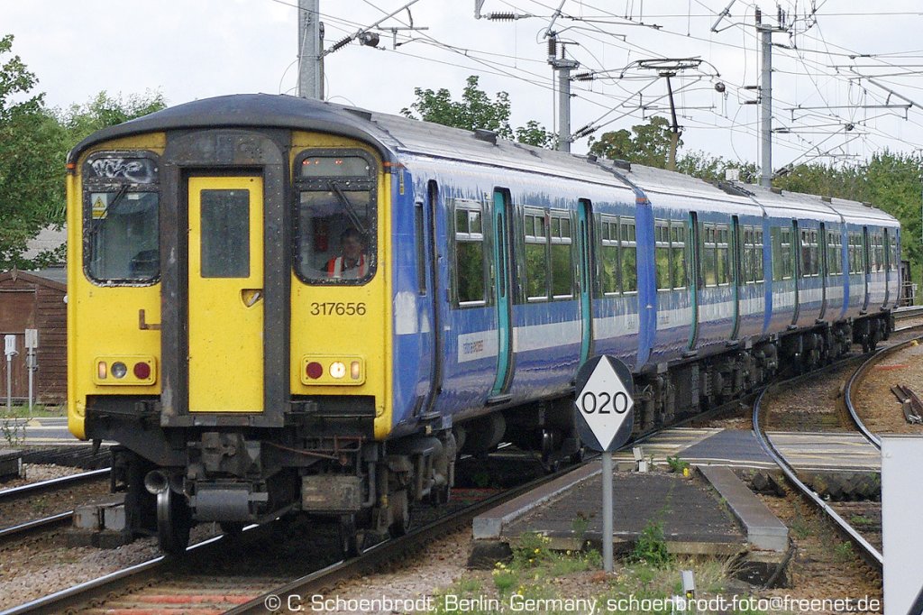 National Express EMU 317656 passing Ely Station empty.
30. August 2010