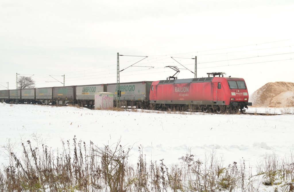 Near the station Neuss-Allerheiligen rides by the class 145 059-2 with an combian trailer and containertrain of the Ambrogio company on saturday 26th of january 2013