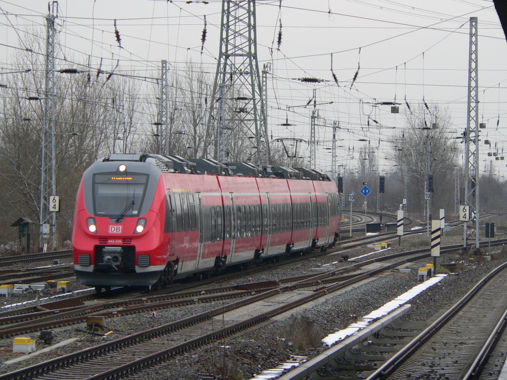 New trains in Germany - class 442 (so called  hamster cheek ) - are now delivered and can be found on many regional lines. 1.12.2012, Berlin Friedrichsfelde Ost