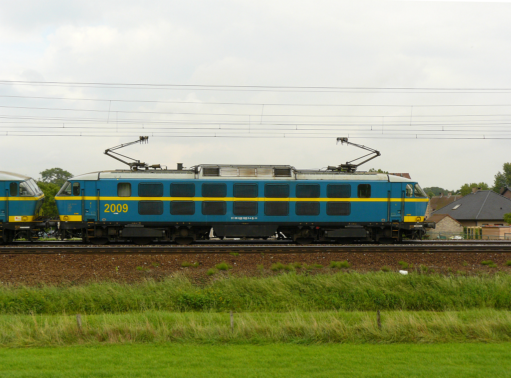 NMBS 2009 pulls the 2021 and a freighttratin. Ekeren (Near Antwerp) 12-08-2011.