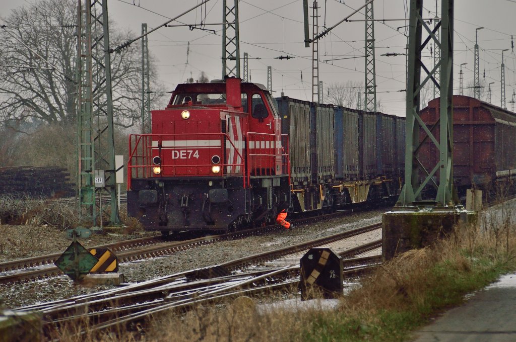 Now that the class 185 is gone the switcher from the HGK No.DE 74 an class 272 diesellocomotive takes the alloytrain to the AluNorf-factory. 23rd of february 2013