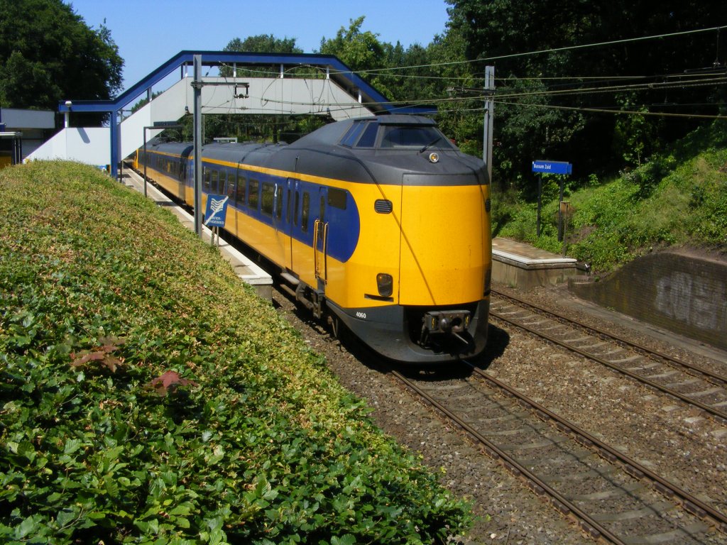 NSR 4060 with a sister on Intercity duty heading for Hilversum-Amersfoort at full speed entering the Drinkwater-erea in the lovely perspective of the passenger bridge Bussum-Zuid 23.7.12