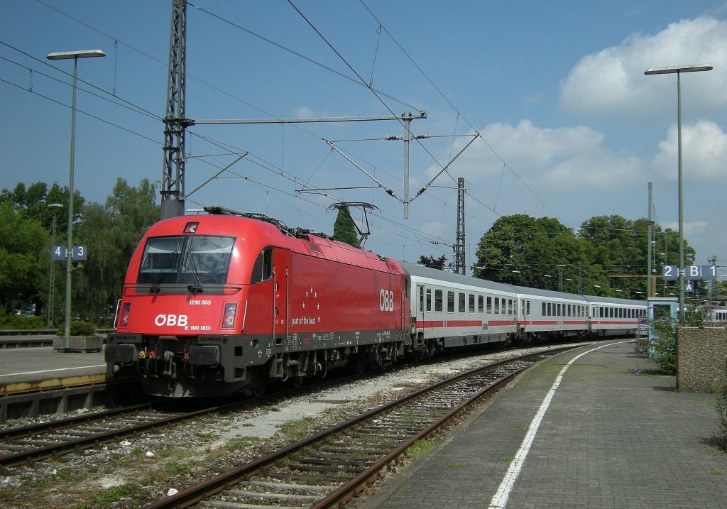 BB 1216 003 with IC Innsbruck - Dortmund is arriving in Lindau Hbf. 
28.07.2008