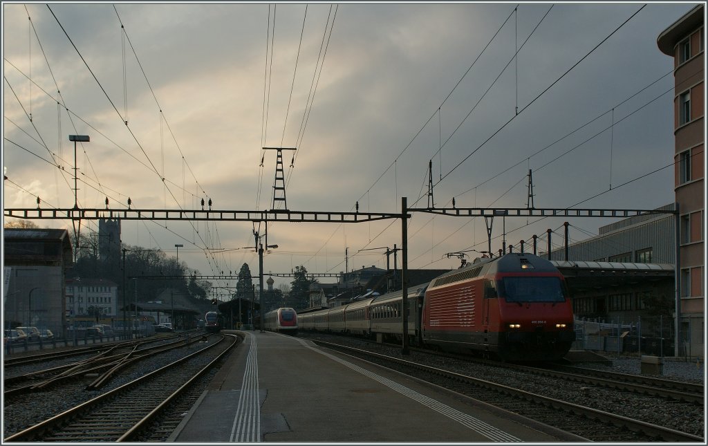 On a dark winter-morning  full house  in Vevey: 
Re 460 with IR to Geneve Aroport, ICN to Domoossola and RABe 511  to Lausanne. In the background is arriving a CEV local train from Blonay.
23.02.213