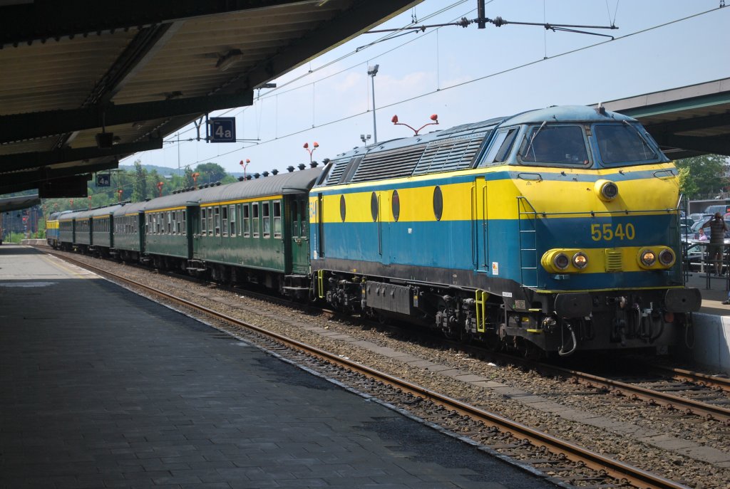 On a last day trip, two HLD 55s are hauling/pushing a special train. Verviers-Central station in June 2011.