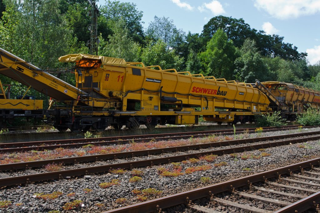 On the 18.07.2011 in Herdorf: Plasser & Theurer material conveyor and silo unit MFS 100 of the Schweerbau. One unit is 22.90 m long.