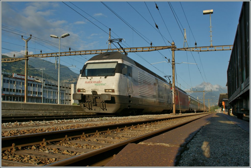 On the frog view: The SBB Re 460 0037 an an other one in Sion.
22. 07. 2012 