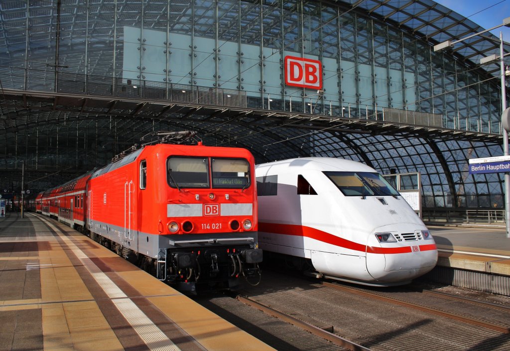On the left site 114 021 with a local train from Berlin Charlottenburg to Frankfurt(Oder) and on the left site 401 510-3  Gelsenkirchen  as ICE599 from Berlin Ostbahnhof to Munich main station. Berlin main station, 25.2.2012.