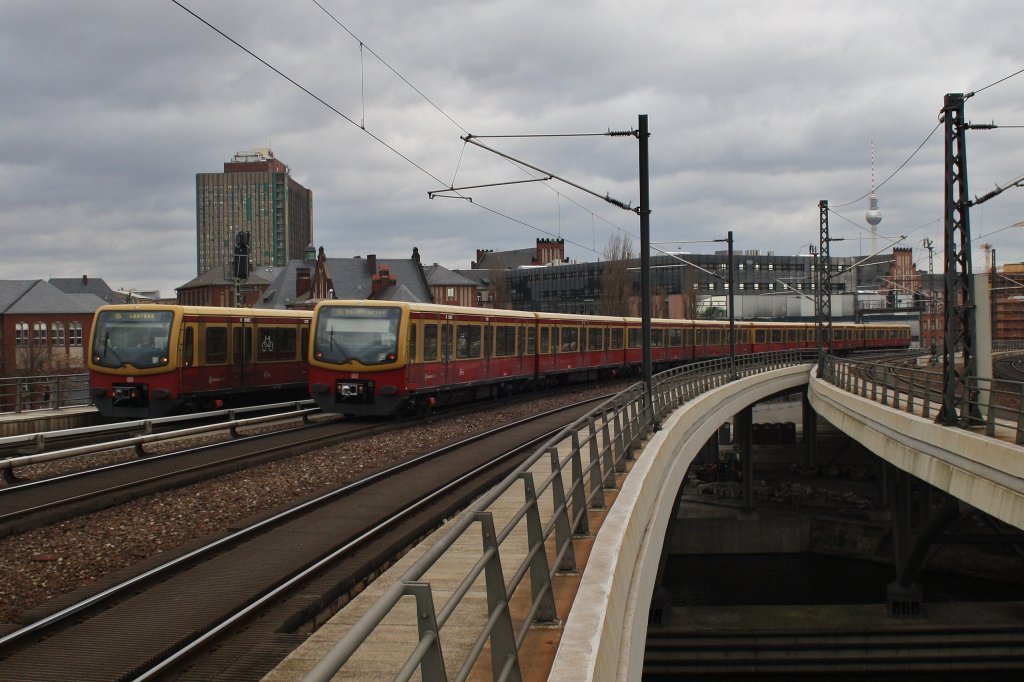 On the left site 481 132-2 as a S5 from Strausberg to Berlin Spandau and on the right site 482 576-5 as a S7 from Potsdam main station to Ahrensfelde. Berlin main station, 25.2.2012.