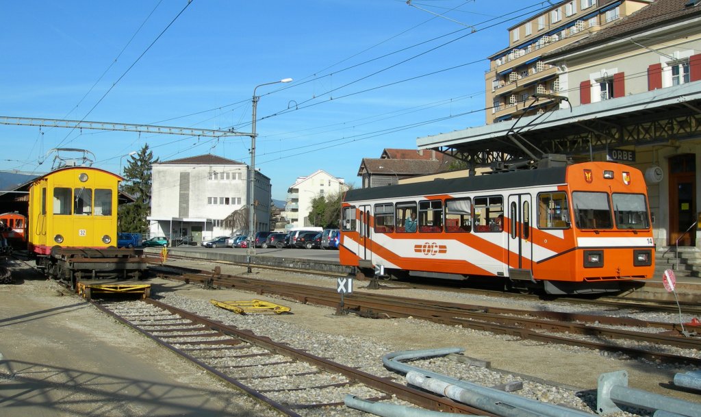 On the left: The old OC Fe 2/2 N 31 and by the Station the local train to Chavornay. 
28.01.2008