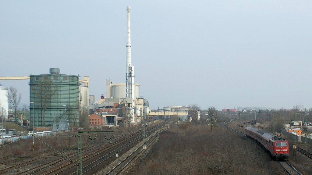 On the left the sugar manufacture of Regensburg and on the right the    111 172-3 with a DB Regio train.
14.03.2009