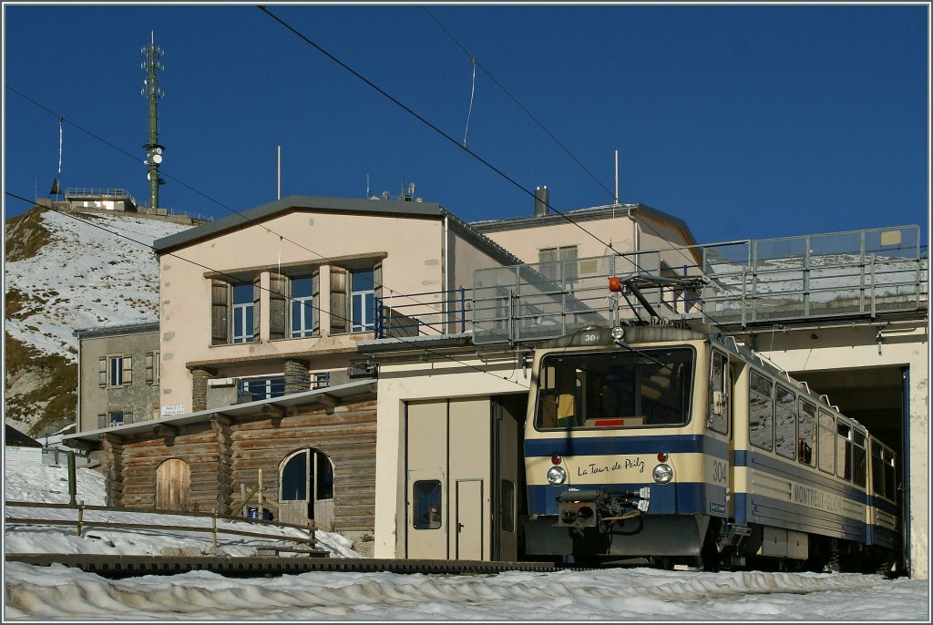 On the summit: The Beh 4/8 304  La Tour de Peilz  is arriving on the Rochers de Naye Station, 1970 meters over sea level.
12.10.2011