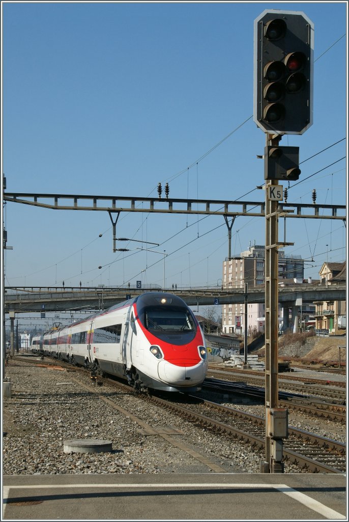 On the way from Geneva to Milan the ETR 610 here in Renens VD. 
02.03.2012