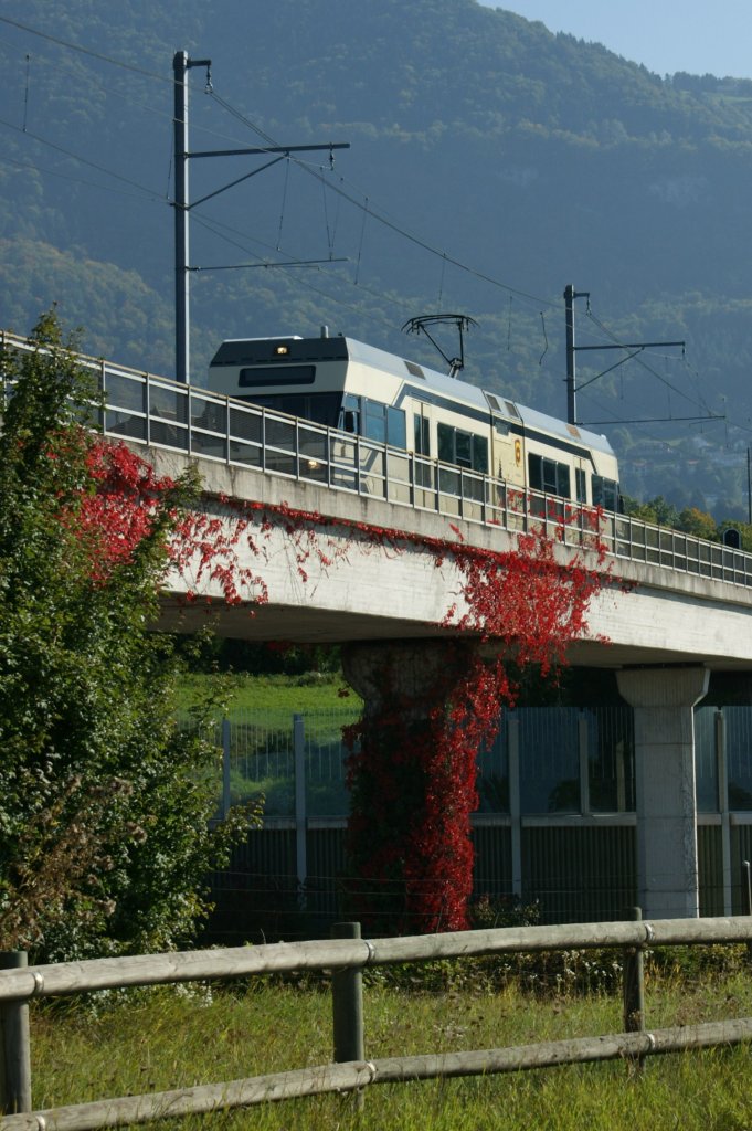 On the way to Blonay: GTW Be 2/6 across the motorway by St-Lgier
29.09.2008