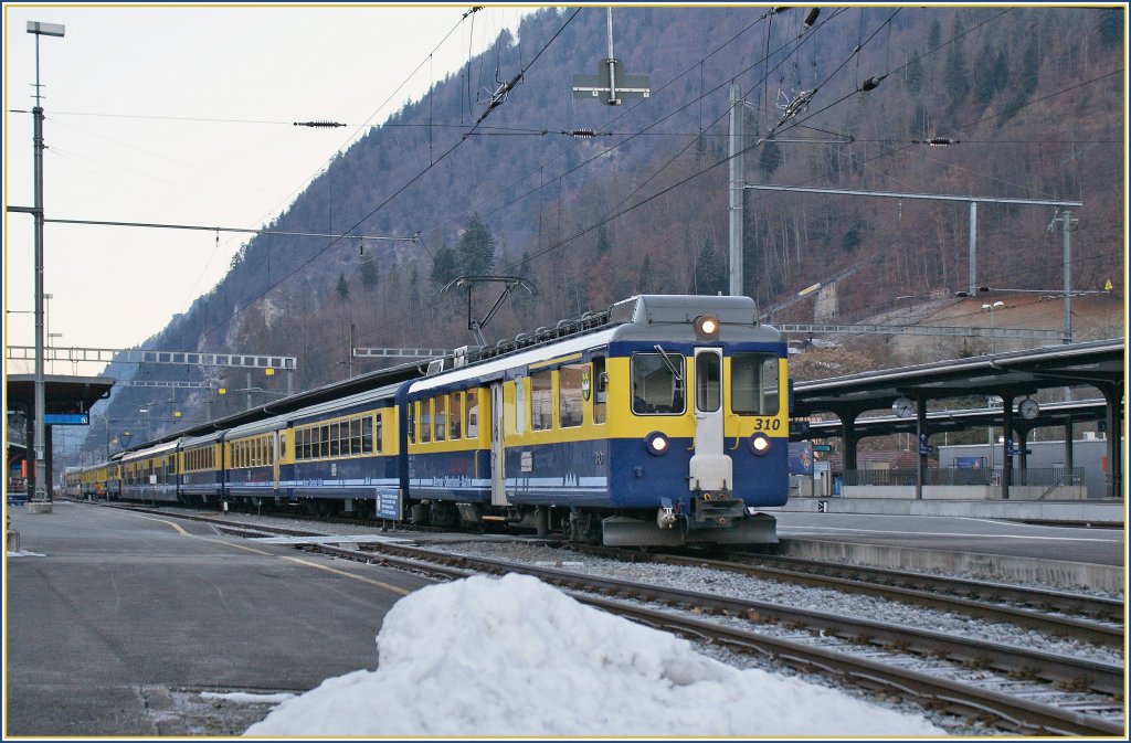 On the way to Grindelwald and Lauterbrunnen: a very long BOB train is departed fat the Interlaken East Station. 
05.02.2011