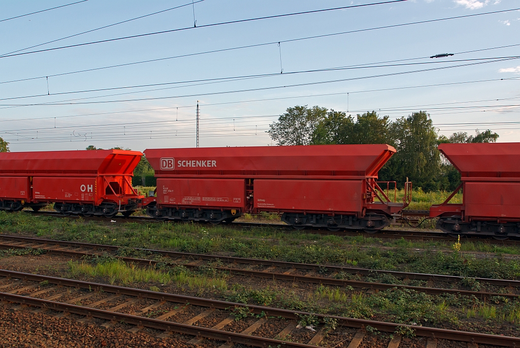 Open hopper car (ore cars) with sudden gravity discharge, hydraulic valve closure system and 6 sets of wheels (Falrrs 152), on 21.08.2011 in Toisdorf taken from a train. The Falrrs 152 is a two car unit connected with a coupling rod wagon type Faal 151, at the ends with Automatic UIC coupling (AK), no page buffer.