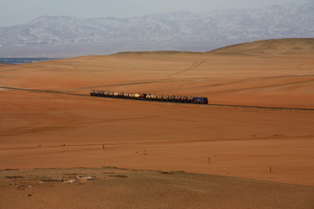 PeruRail 751 in the desert between La Joya and the descend down to the ports of Mollendo / Matarani