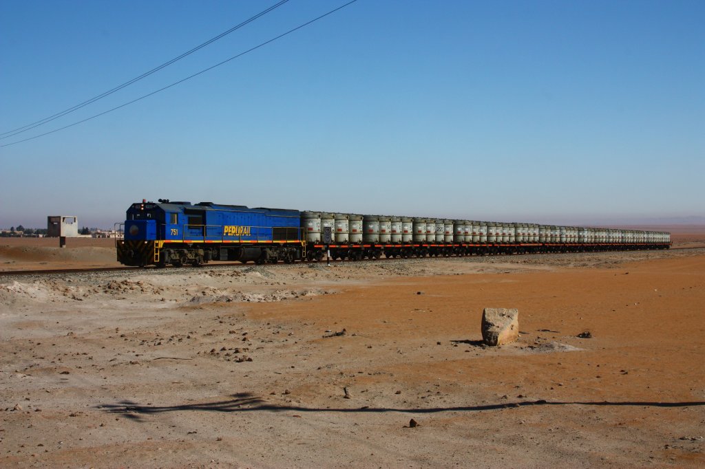 Perurail 751 with a train of containers full of acid liquids for the mines.
Near La Joya