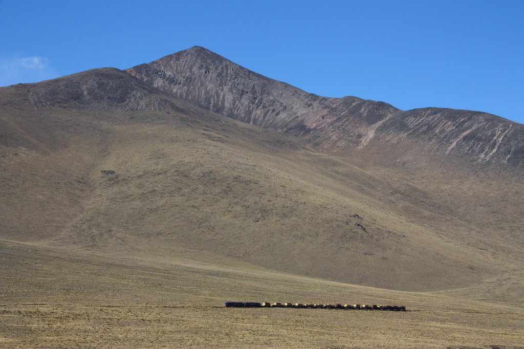 Perurail 752 & 756 in the deserted highlands above ARequipa