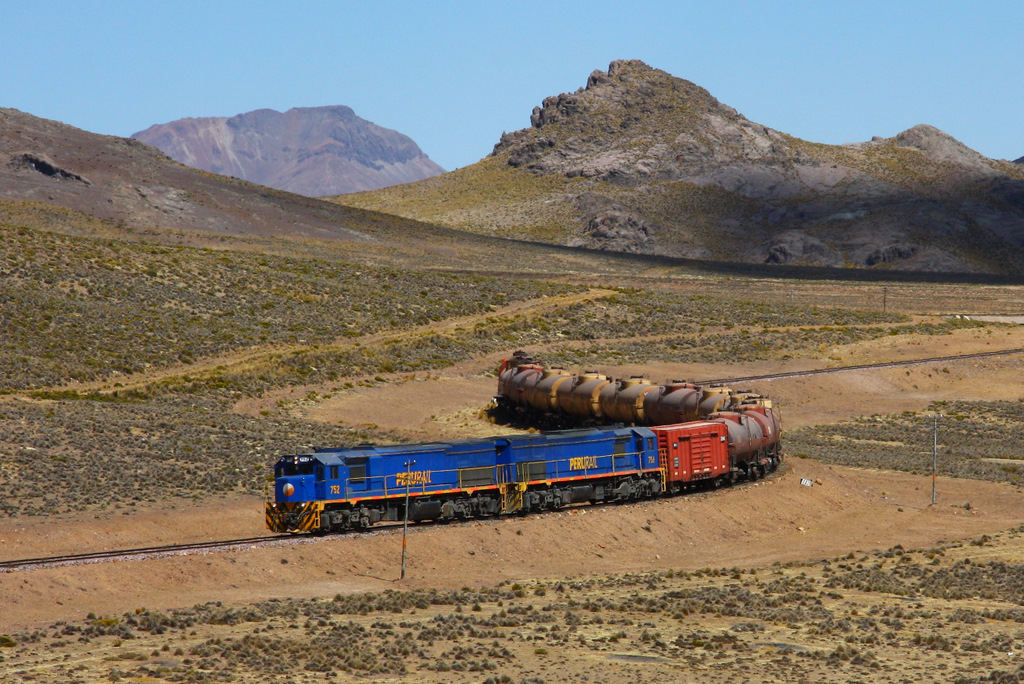 PeruRail 752 and 754 lead their loaded tank car train through the Altiplano of the Andes at around 3800m a.s.l. towards Juliaca. Location is near Pillones.