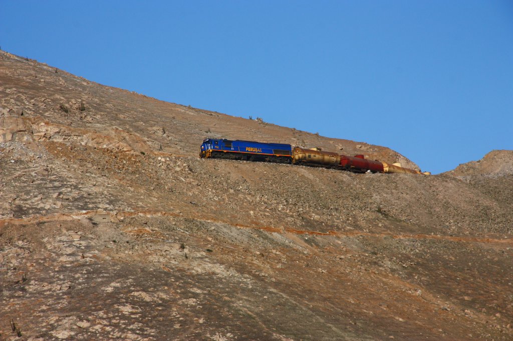 Perurail 752 on the way back upwards to Arequipa with some petroleum-filled tank cars on the drawbar
