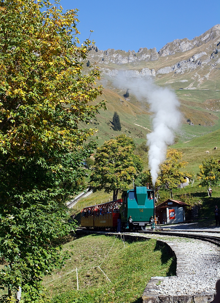 Planalb 01.10.2011: The moving ahead BRB 14 (Town Brienz) a heating oil-fired locomotive reaches the faucet. The H 2 / 3 was built in 1996 (third generation). For more info: http://www.brienz-rothorn-bahn.ch