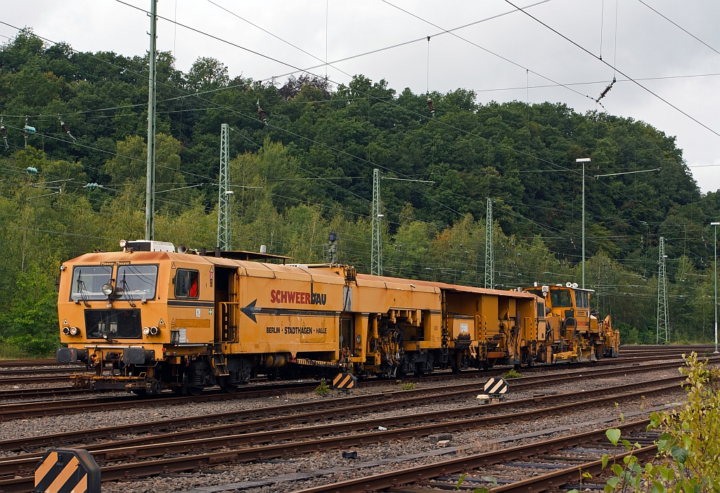 Plasser & Theurer tamping machine universal, 08-475 Unimat 4 S (heavy auxiliary vehicle 97 43 42 509 17-7) and coupled German Plasser Ballast SSP 110 SW (Severe auxiliary vehicle 97 16 40 531 18-4) of the company Schweerbau waiting of Hp 1  in Betzdorf / Sieg on 12.08.2011, on the exit toward Siegen.