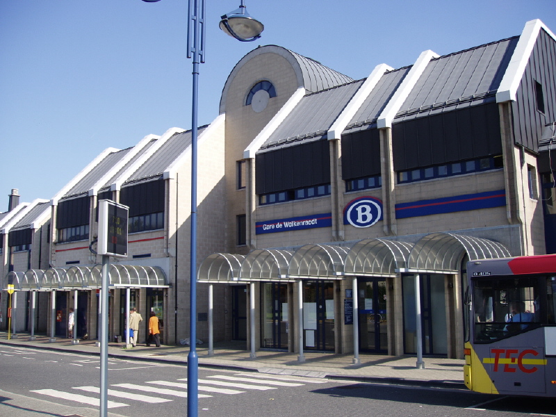 Post office (left wing) and railway station (right wing) in Welkenraedt, June 2006