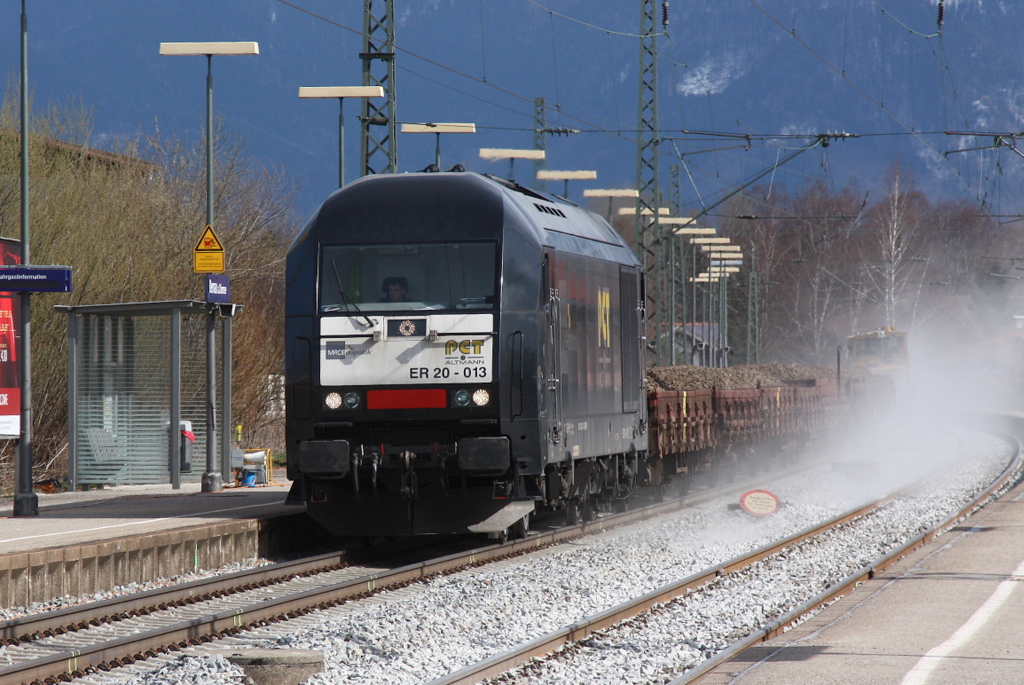 Private ER20 storms through Bernau / Chiemsee kicking up a lot of dust. The tracks just got new ballast...