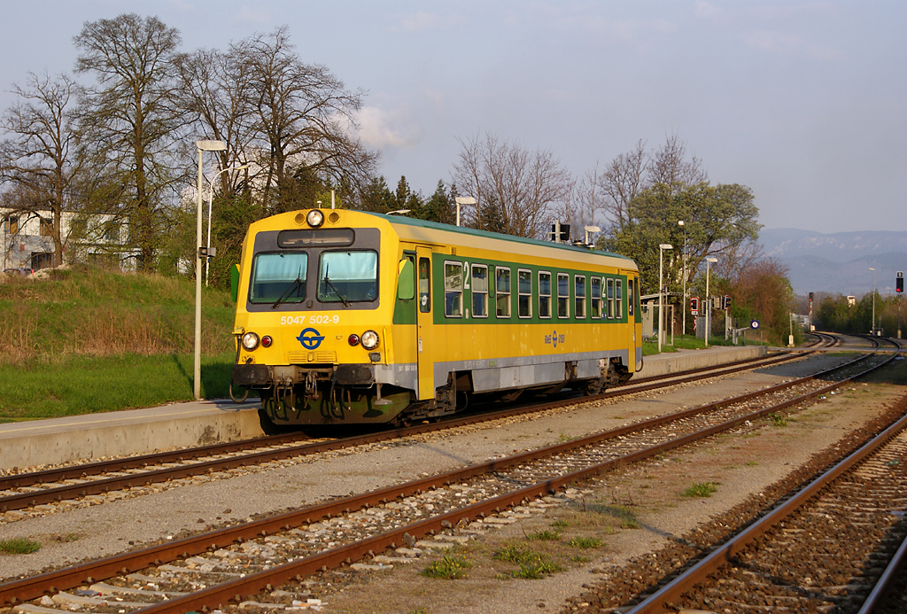 Raaberbahn/GySEV 5047 502 is leaving the station of Neudörfl in Burgenland, 20.04.2010.