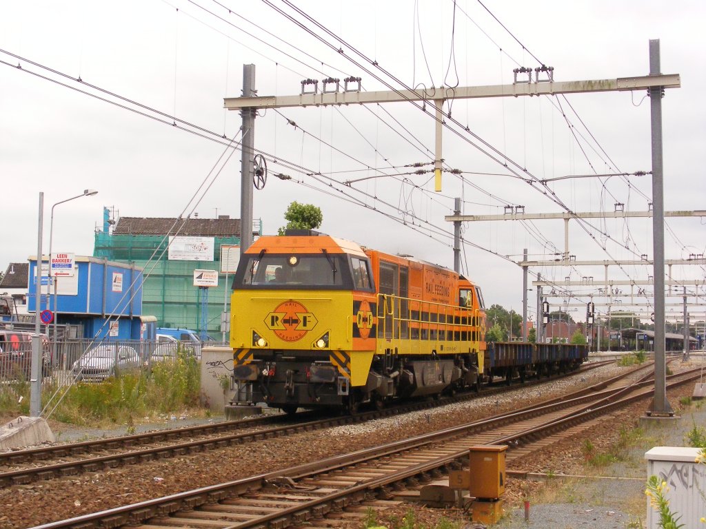 Rail Feeding G2000 1101 passing by Hilversum with long prorail-Kls-wagons Freighttrain probably to Bonder Maarssen 19.7.12