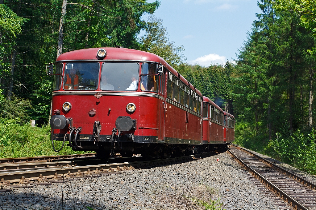 Railcar set of the FSB - Frderverein Schienenbus e.v. (Menden) on special trip here on 02.06.2012 in Neunkirchen-Salchendorf on the track (private) of the Kreisbahn Siegen-Wittgenstein (KSW) runs from the hairpin up to the Pfannenberg. The set consisted of motor car 796 690-6,  sidecar 996 309-1 and motor car 796 802-7.