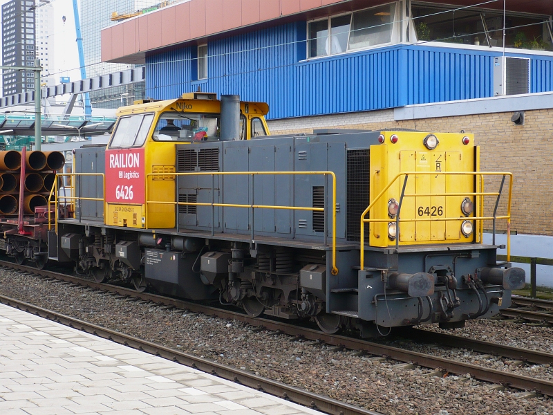 Railion 6426 with a short freighttrain to Vlaardingen. Rotterdam CS 10-11-2010.