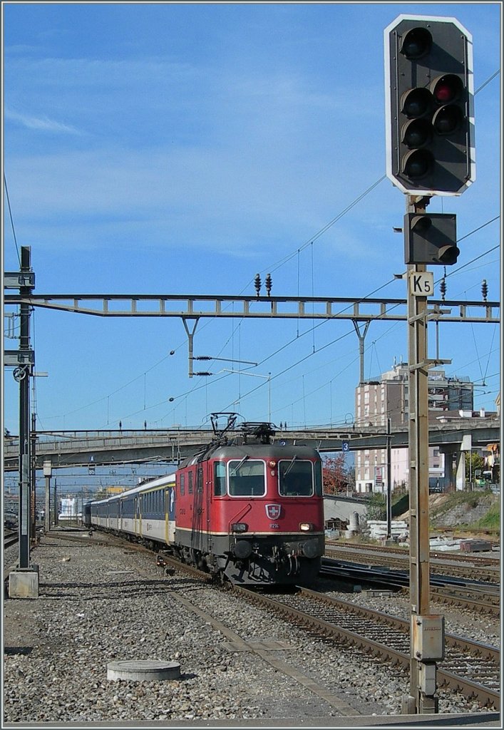 Re 4/4 11216 with RE to Lausanne is arriving at Renens.
27.10.2010 